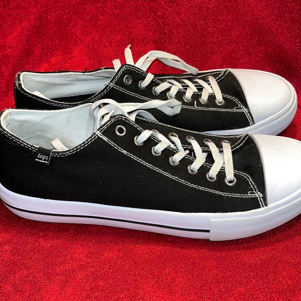 Women’s size 10 LUGZ STAGGER LO SNEAKERS